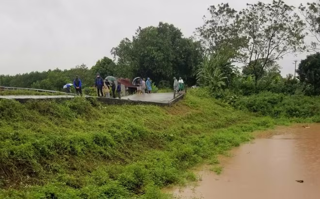 Đê sông Đáy qua địa bàn xã Xuy Xá, Mỹ Đức sạt lở nghiêm trọng Đê sông Đáy qua địa bàn xã Xuy Xá, Mỹ Đức sạt lở nghiêm trọng