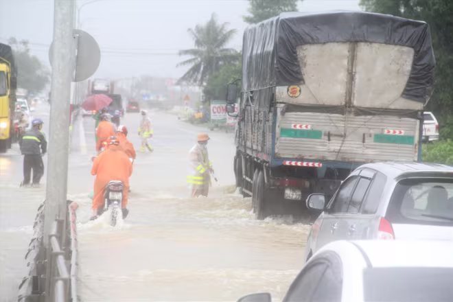 Quốc lộ 1 qua địa bàn tỉnh Quảng Nam nhiều đoạn ngập sâu cả nửa mét, gây khó khăn cho phương tiện qua lại Quốc lộ 1 qua địa bàn tỉnh Quảng Nam nhiều đoạn ngập sâu cả nửa mét, gây khó khăn cho phương tiện qua lại