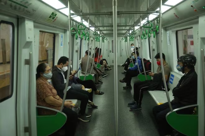 Tàu đường sắt Cát Linh- Hà Đông sáng nay khá đông khách Tàu đường sắt Cát Linh- Hà Đông sáng nay khá đông khách