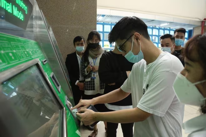 Khách xếp hàng mua vé lượt tại kios tự động Khách xếp hàng mua vé lượt tại kios tự động