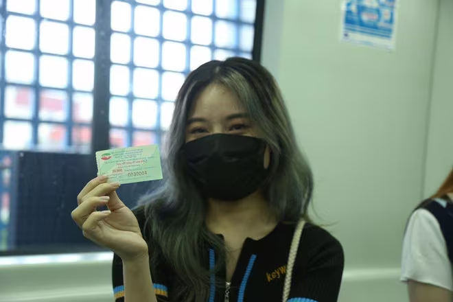 Nhiều hành khách thích thú với tàu Cát Linh- Hà Đông và tấm vé đầu tiên mua được Nhiều hành khách thích thú với tàu Cát Linh- Hà Đông và tấm vé đầu tiên mua được