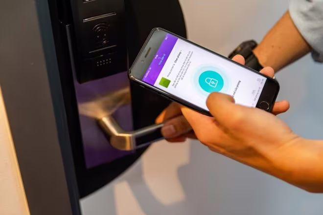 Mở khóa phòng bằng digital key trên điện thoại cùng hệ thống cabin tắm đổi màu là 2 trong số nhiều điểm mang lại hứng thú bất ngờ cho khách hàng trong hành trình trải nghiệm SOJO.