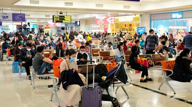 Sân bay Nội Bài sáng 7/2 khách đông đúc, tấp nập