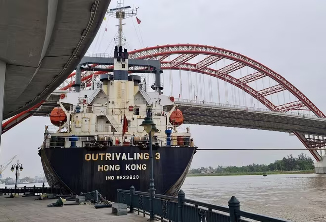 Tàu hàng tải trọng lớn đâm vào gầm cầu Hoàng Văn Thụ, TP Hải Phòng Tàu hàng tải trọng lớn đâm vào gầm cầu Hoàng Văn Thụ, TP Hải Phòng