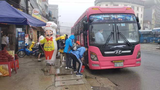 Cũng nhà xe Interbus Line này đón chở khách từ Sa Pa ngược về Hà Nội