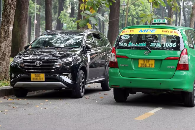 Cước taxi và xe công nghệ trên địa bàn TP Hà Nội vẫn đứng yên ở mức cao chót vót, khó chấp nhận so với giá xăng dầu Cước taxi và xe công nghệ trên địa bàn TP Hà Nội vẫn đứng yên ở mức cao chót vót, khó chấp nhận so với giá xăng dầu