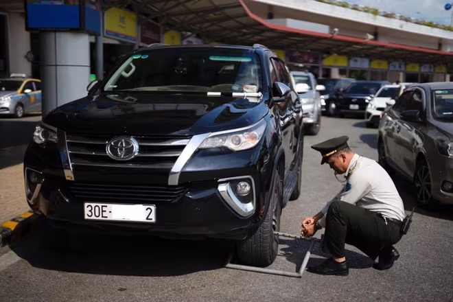 Phương tiện vi phạm, dừng đỗ quá 5 phút sẽ bị khóa bánh Phương tiện vi phạm, dừng đỗ quá 5 phút sẽ bị khóa bánh