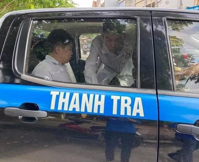 Dù đã được lực lượng chức năng trợ giúp nhưng do địa điểm thi ở xa, hai em đã bị lỡ môn thi đầu tiên vào sáng nay Dù đã được lực lượng chức năng trợ giúp nhưng do địa điểm thi ở xa, hai em đã bị lỡ môn thi đầu tiên vào sáng nay