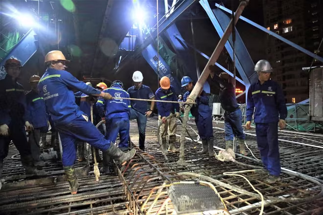 Hơn 100 công nhân chuẩn bị hợp long đốt cuối cùng của tuyến Vành đai 2 trên cao đoạn Ngã Tư Sở- cầu Vĩnh Tuy