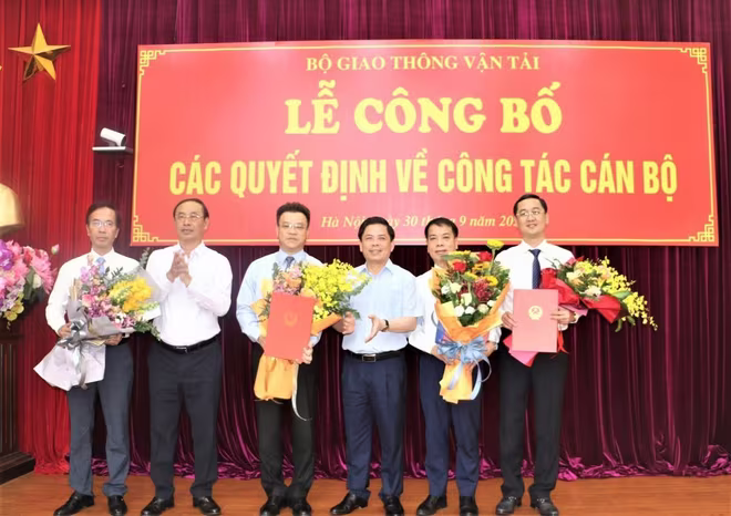 Bộ trưởng Bộ GTVT Nguyễn Văn Thể trao quyết định bổ nhiệm Cục trưởng Đường cao tốc và các vị trí khác Bộ trưởng Bộ GTVT Nguyễn Văn Thể trao quyết định bổ nhiệm Cục trưởng Đường cao tốc và các vị trí khác