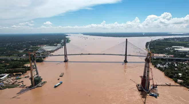 Công trường thi công cầu Mỹ Thuận 2 vượt sông Tiền Công trường thi công cầu Mỹ Thuận 2 vượt sông Tiền