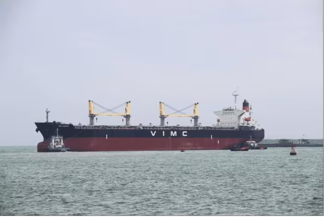 4 thuyền viên trên tàu VIMC Sunrise trong quá trình neo đậu tránh bão Nesat đã bị rơi xuống biển 4 thuyền viên trên tàu VIMC Sunrise trong quá trình neo đậu tránh bão Nesat đã bị rơi xuống biển