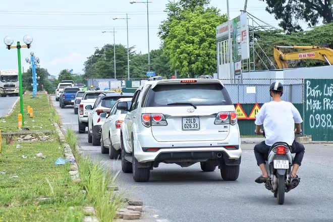 Hàng lô cốt dự án Nhà máy xử lý nước thải Yên Xá trên đường Vũ Trọng Khánh bất động nhiều tháng qua Hàng lô cốt dự án Nhà máy xử lý nước thải Yên Xá trên đường Vũ Trọng Khánh bất động nhiều tháng qua