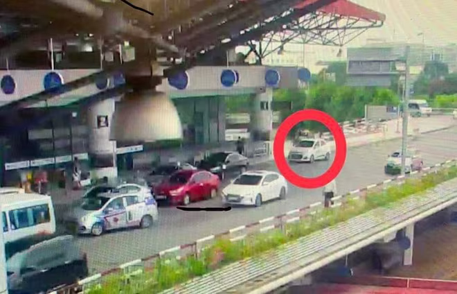 Hình ảnh chiếc taxi và lái xe "chặt chém" 2 vợ chồng khách nước ngoài đi từ Hàng Bông, Hoàn Kiếm lên sân bay Nội Bài với giá 2,7 triệu đồng Hình ảnh chiếc taxi và lái xe "chặt chém" 2 vợ chồng khách nước ngoài đi từ Hàng Bông, Hoàn Kiếm lên sân bay Nội Bài với giá 2,7 triệu đồng