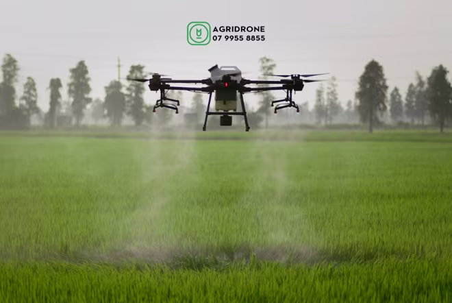 Ứng dụng thiết bị bay không người lái trong phun thuốc trừ sâu bệnh, bón phân giúp nông dân tiếp cận khoa học kỹ thuật trong sản xuất nông nghiệp Ứng dụng thiết bị bay không người lái trong phun thuốc trừ sâu bệnh, bón phân giúp nông dân tiếp cận khoa học kỹ thuật trong sản xuất nông nghiệp