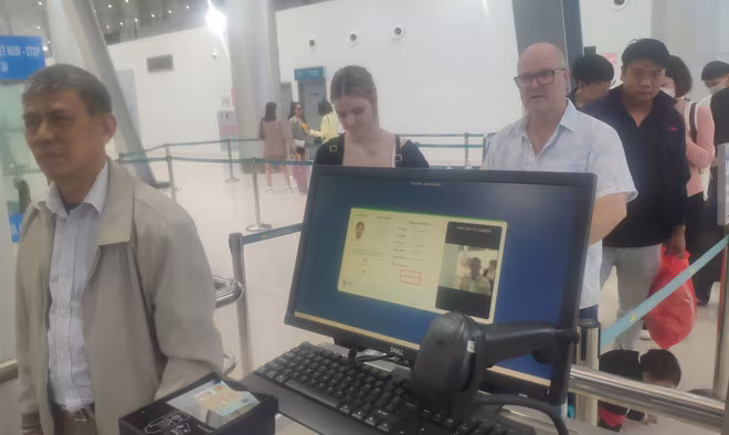 Tiếp tục thí điểm nhận diện sinh trắc học cho khách làm thủ tục đi máy bay