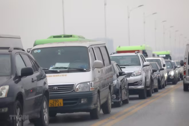 Cầu Vĩnh Tuy 1 hiện đã mãn tải, thường xuyên ùn tắc vào các khung giờ cao điểm trong ngày