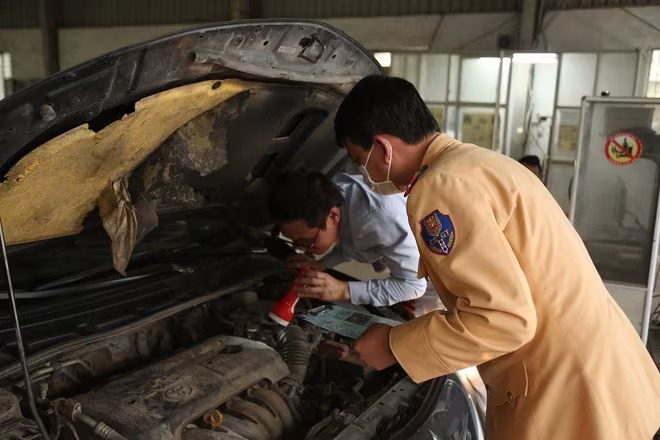 Lực lượng CSGT tham gia hỗ trợ đăng kiểm vào thời điểm đăng kiểm thiếu nhân lực