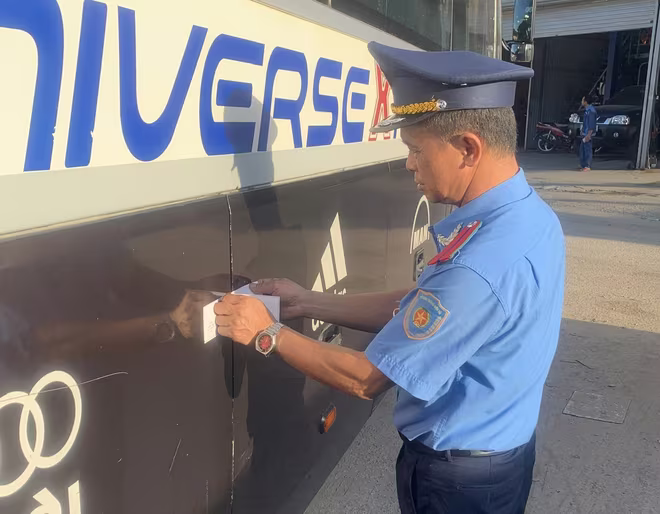 Lực lượng thanh tra GTVT xử lý xe khách vi phạm quy định Lực lượng thanh tra GTVT xử lý xe khách vi phạm quy định