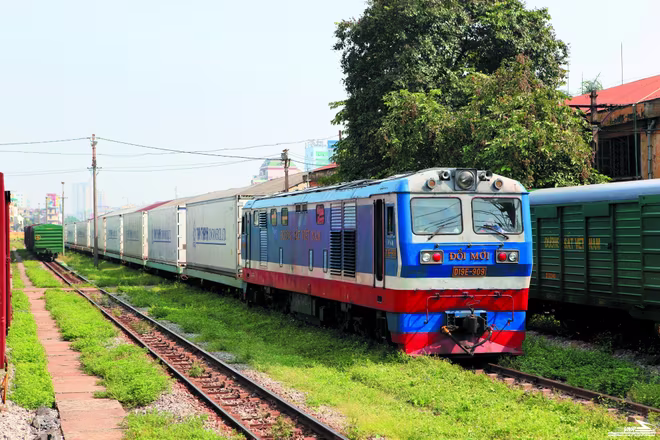 Tàu container lạnh vận chuyển nông sản từ ga Sóng Thần đi Trung Quốc Tàu container lạnh vận chuyển nông sản từ ga Sóng Thần đi Trung Quốc
