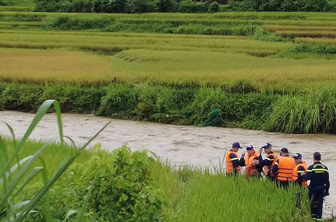 Lực lượng chức năng tìm kiếm 2 nạn nhân còn mất tích ở xã Mường Lang, Phù Yên, Sơn La