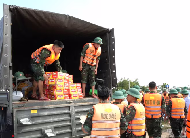 Lực lượng vũ trang tỉnh Thừa Thiên- Huế vận chuyển hàng hóa nhu yếu phẩm về vùng lũ Quảng Điền hỗ trợ người dân bước đầu Lực lượng vũ trang tỉnh Thừa Thiên- Huế vận chuyển hàng hóa nhu yếu phẩm về vùng lũ Quảng Điền hỗ trợ người dân bước đầu