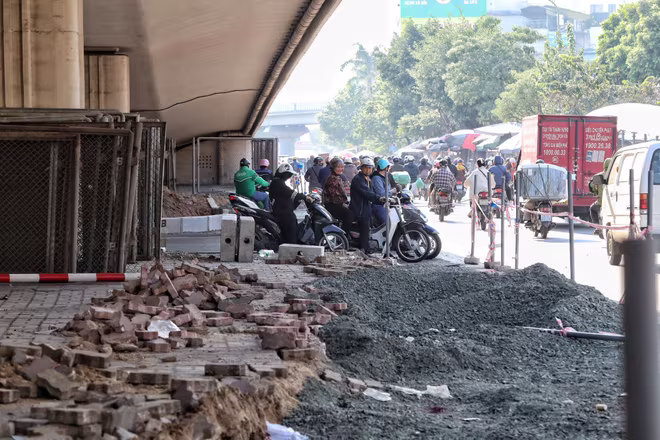 Khu vực gầm cầu vượt Ngã Tư Sở sẽ được xén dải phân cách giữa Khu vực gầm cầu vượt Ngã Tư Sở sẽ được xén dải phân cách giữa