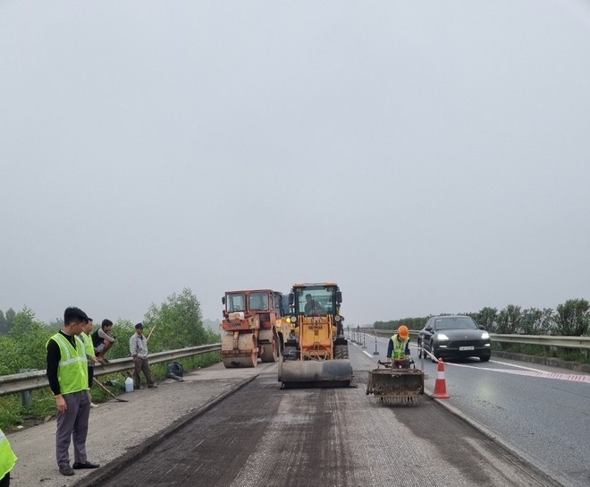 Cào bóc, khắc phục hằn lún trên cao tốc Nội Bài- Lào Cai Cào bóc, khắc phục hằn lún trên cao tốc Nội Bài- Lào Cai
