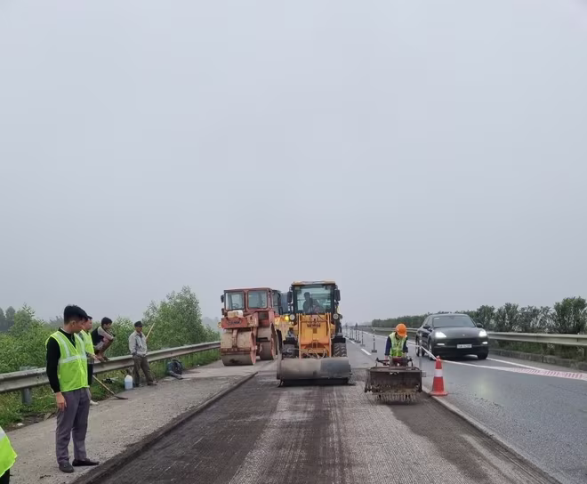 Cào bóc, khắc phục hằn lún trên cao tốc Nội Bài- Lào Cai