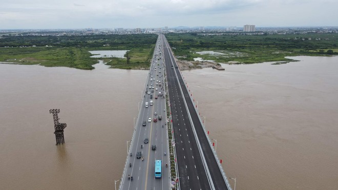 Đơn nguyên cầu Vĩnh Tuy 1 (bên trái ảnh) được kiến nghị duy tu, sửa chữa sau nhiều năm khai thác