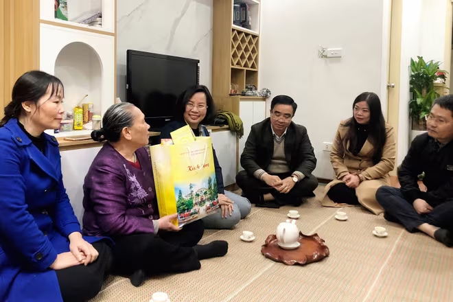 Bí thư Quận ủy Bùi Huyền Mai và Phó Bí thư- Chủ tịch UBND quận Thanh Xuân Võ Đăng Dũng thăm hỏi, tặng quà dịp Tết Giáp Thìn 2024 Bí thư Quận ủy Bùi Huyền Mai và Phó Bí thư- Chủ tịch UBND quận Thanh Xuân Võ Đăng Dũng thăm hỏi, tặng quà dịp Tết Giáp Thìn 2024