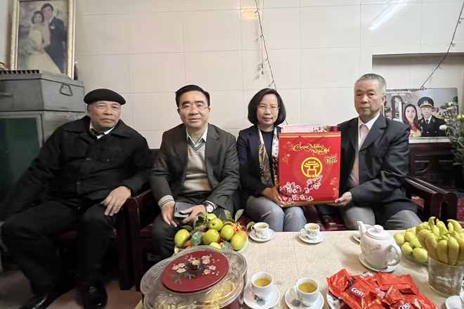 Lãnh đạo Quận ủy- UBND quận Thanh Xuân thăm gia đình ông Nguyễn Mộng Ngọc, thương binh 21% Lãnh đạo Quận ủy- UBND quận Thanh Xuân thăm gia đình ông Nguyễn Mộng Ngọc, thương binh 21%