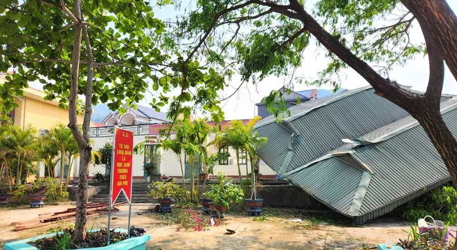 Nhiều phòng học ở trường THCS Gia Phù, Phù Yên, Sơn La bị giông lốc tốc mái Nhiều phòng học ở trường THCS Gia Phù, Phù Yên, Sơn La bị giông lốc tốc mái