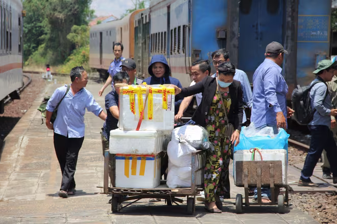 Trong 10 ngày tê liệt, đường sắt đã chuyển tải hơn 30.000 hành khách bằng ô tô Trong 10 ngày tê liệt, đường sắt đã chuyển tải hơn 30.000 hành khách bằng ô tô