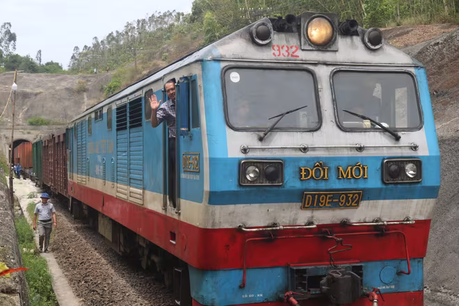 Đúng 12h25p trưa nay 31/5, chuyến tàu hàng đầu tiên đã lăn bánh qua hầm đường sắt Chí Thạnh sau 10 ngày tê liệt vì sạt lở Đúng 12h25p trưa nay 31/5, chuyến tàu hàng đầu tiên đã lăn bánh qua hầm đường sắt Chí Thạnh sau 10 ngày tê liệt vì sạt lở