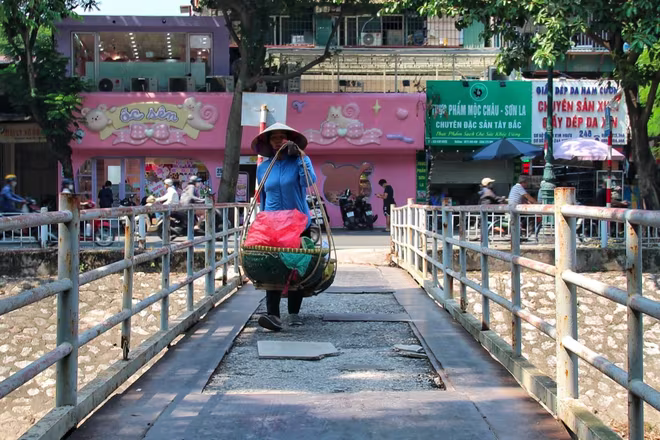 Cầu Kim Ngưu là một trong những cầu được Sở GTVT liệt kê vào nhóm cầu yếu, xuống cấp cần đầu tư cải tạo