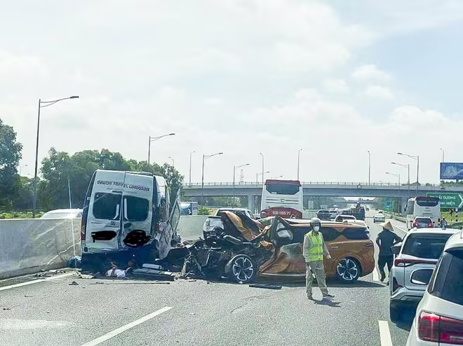 Hiện trường vụ tai nạn giữa 3 xe ô tô trên cao tốc Hà Nội- Hải Phòng làm 2 người chết Hiện trường vụ tai nạn giữa 3 xe ô tô trên cao tốc Hà Nội- Hải Phòng làm 2 người chết