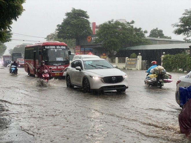 Mưa giông lớn, xối xả ở Bắc bộ đã diễn ra nhiều ngày qua