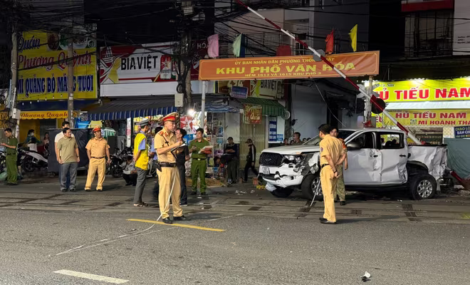 Hiện trường vụ tai nạn giữa tàu hỏa và xe ô tô bán tải ở TP Biên Hòa, Đồng Nai làm 2 người chết Hiện trường vụ tai nạn giữa tàu hỏa và xe ô tô bán tải ở TP Biên Hòa, Đồng Nai làm 2 người chết