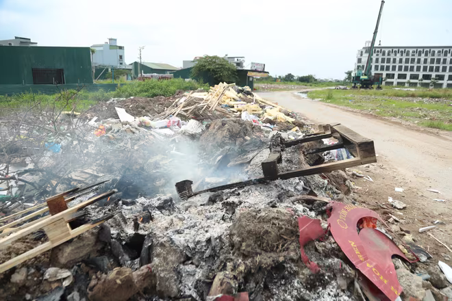 Đủ các loại rác thải được tập kết trong khu đô thị Kim Chung- Di Trạch Đủ các loại rác thải được tập kết trong khu đô thị Kim Chung- Di Trạch