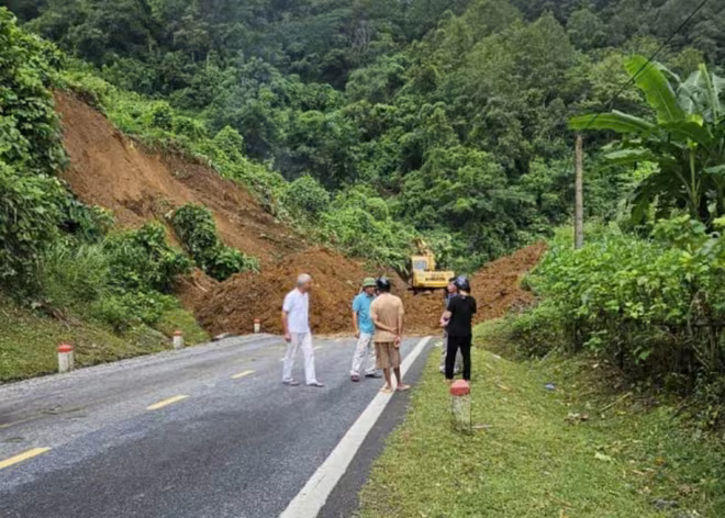 Quốc lộ 3 qua Cao Bằng sạt lở nghiêm trọng do mưa lớn kéo dài nhiều ngày, giao thông qua đây tê liệt