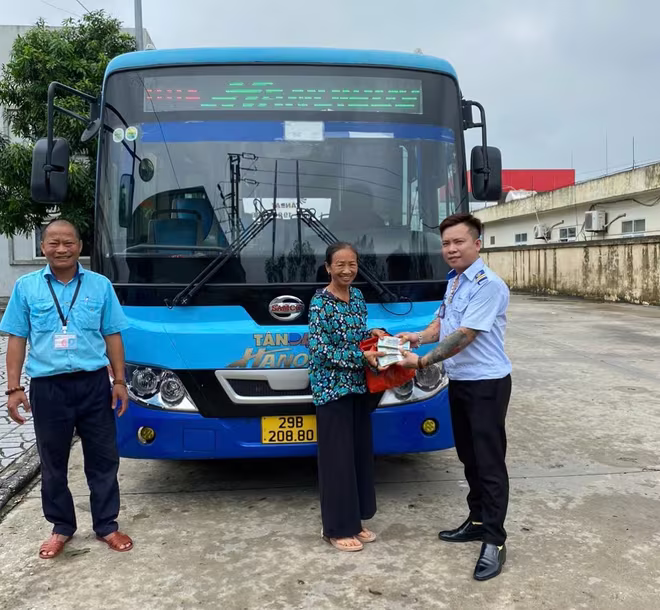 Lái và phụ xe buýt trao trả túi tiền 150 triệu đồng cho hành khách Lái và phụ xe buýt trao trả túi tiền 150 triệu đồng cho hành khách