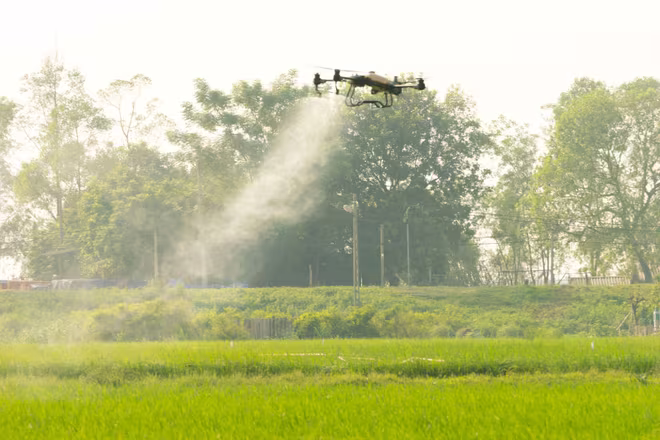 Phun thuốc bằng Drone giúp giảm tới hơn 90% lượng nước sử dụng Phun thuốc bằng Drone giúp giảm tới hơn 90% lượng nước sử dụng