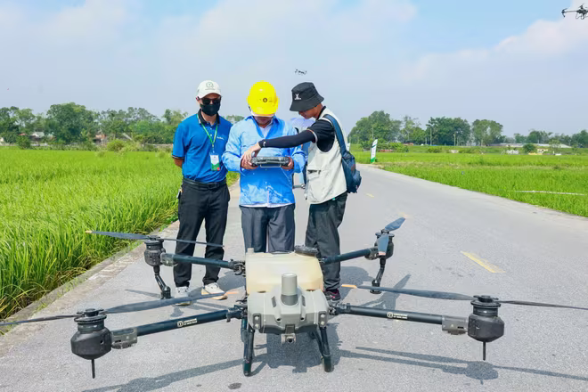 Tập huấn cho hơn 30 khảo nghiệm thuốc từ 14 tổ chức sử dụng Drone để phun thuốc BVTV Tập huấn cho hơn 30 khảo nghiệm thuốc từ 14 tổ chức sử dụng Drone để phun thuốc BVTV