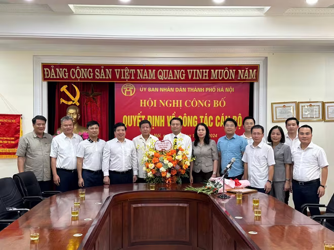 Lãnh đạo TP Hà Nội trao quyết định và chúc mừng ông Ngô Ngọc Vân nhận nhiệm vụ mới Lãnh đạo TP Hà Nội trao quyết định và chúc mừng ông Ngô Ngọc Vân nhận nhiệm vụ mới