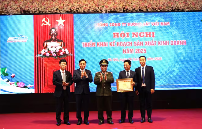 Trung tướng Nguyễn Đình Thuận, Cục trưởng Cục An ninh kinh tế trao tặng Bằng khen của Bộ Công an cho tập thể lãnh đạo Tổng công ty Đường sắt Việt Nam Trung tướng Nguyễn Đình Thuận, Cục trưởng Cục An ninh kinh tế trao tặng Bằng khen của Bộ Công an cho tập thể lãnh đạo Tổng công ty Đường sắt Việt Nam