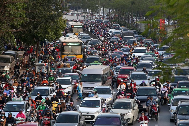 Nhiều ngả đường những ngày cuối năm ở Hà Nội đều ùn tắc như "ma cung" không lối thoát