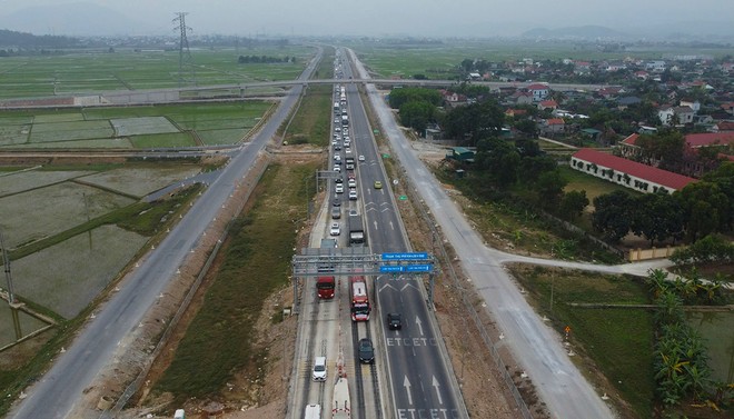 Cao tốc Diễn Châu- Bãi Vọt liên tục ùn tắc trong vài ngày qua