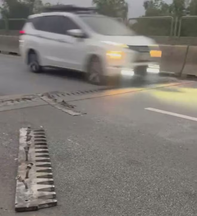 Khe con giãn bị bật tung trên cao tốc quốc lộ 45- Nghi Sơn vào chiều ngày 6/2 Khe con giãn bị bật tung trên cao tốc quốc lộ 45- Nghi Sơn vào chiều ngày 6/2