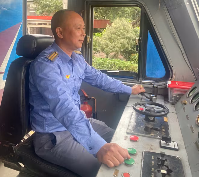 Lái tàu Lê Ngọc Anh đã phải sử dụng phanh phi thường để hãm đoàn tàu dừng lại Lái tàu Lê Ngọc Anh đã phải sử dụng phanh phi thường để hãm đoàn tàu dừng lại